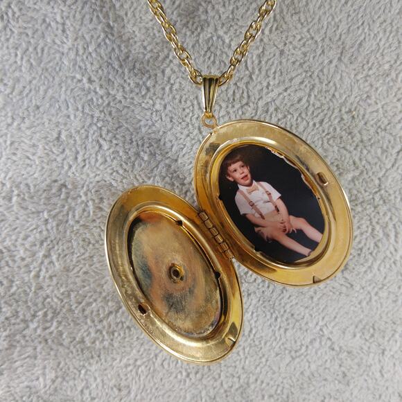 Ceramic Cameo Photo Locket Necklace, Filigree Gold Plated, 1960s Vintage Jewelry - Picture 5 of 10